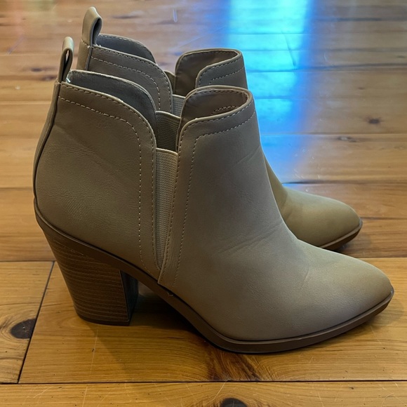 Soda Shoes - Soda tan booties, size 8